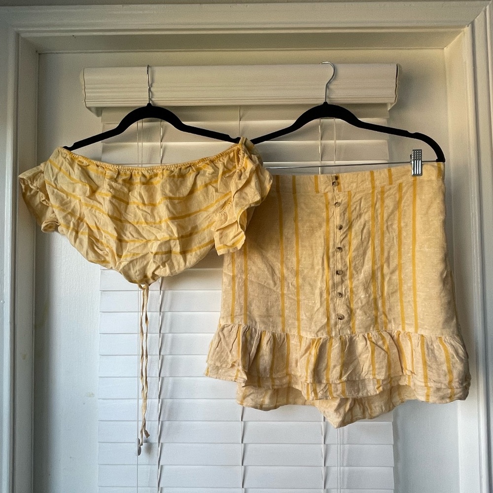 AE 2 piece matching set - worn 3-4 times. Top and bottom large
